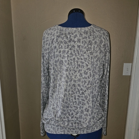 Soft gray cheetah print sweater - Picture 3 of 7